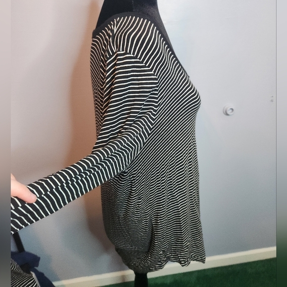 SO Favorite V-Neck Size Large Black/White Striped Long Sleeve Shirt - Picture 3 of 6